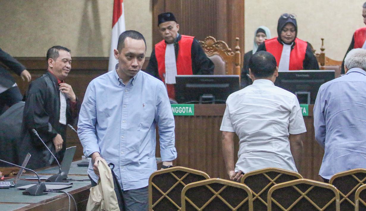 Para terdakwa juga dibebani kewajiban membayar uang pengganti sebesar Rp 5 miliar sebagai bagian dari upaya pemulihan kerugian negara. Tampak dalam foto, terdakwa kasus dugaan korupsi tata kelola minyak mentah dan produk kilang pada PT Pertamina Subholding dan Kontraktor Kontrak Kerja Sama (KKKS) tahun 2018-2023, Indra Putra (kedua kiri), usai menjalani sidang tuntutan di Pengadilan Tindak Pidana Korupsi (Tipikor), Jakarta, Rabu (22/4/2026). (merdeka.com/Arie Basuki)