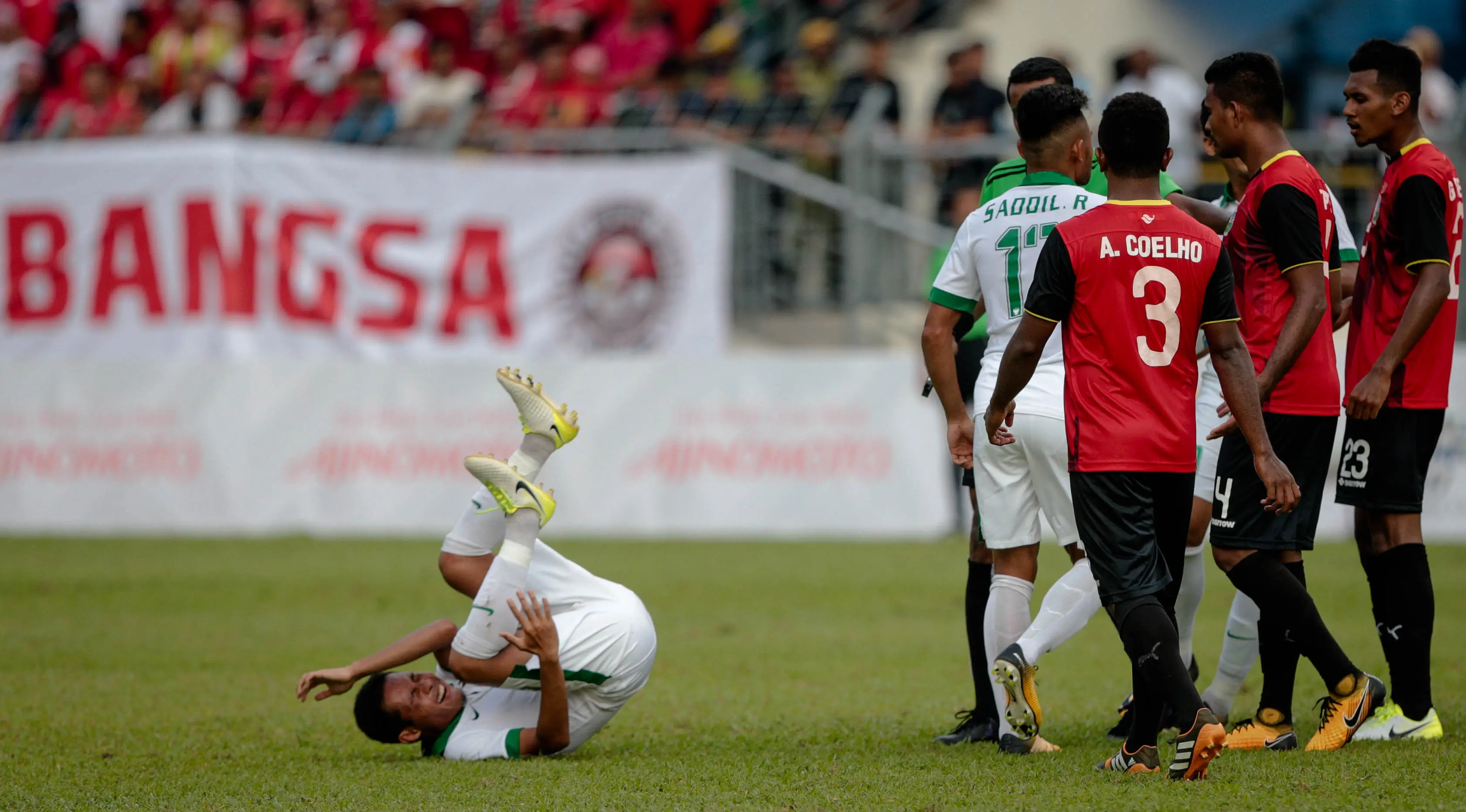 Evan Dimas terjatuh saat kericuhan terjadi pada laga ketiga Grup B SEA Games 2017 antara Timor Leste melawan timnas Indonesia U-22 di Selayang Stadium, Minggu (20/8/2017). (/Faizal Fanani)
