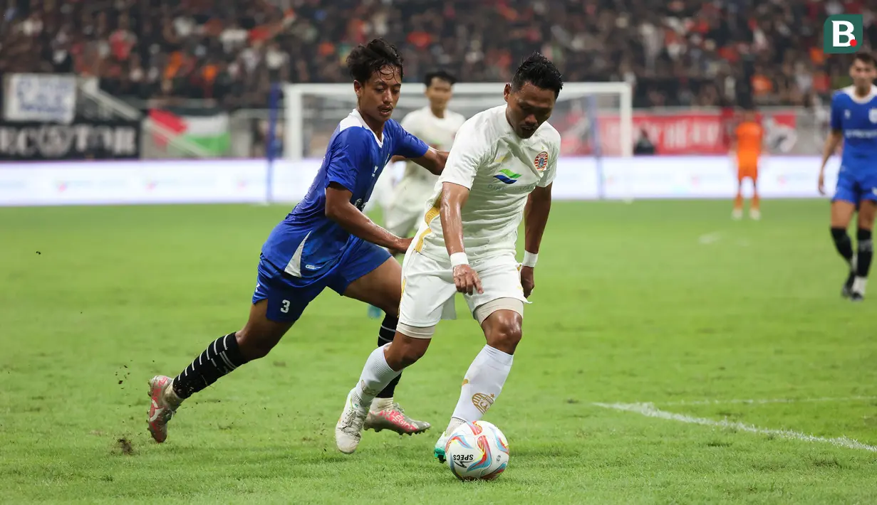 <p>Pemain Persija Jakarta, Tony Sucipto (kanan) menguasai bola dibayangi pemain PSIS Semarang, Haykal Alhafiz pada laga turnamen mini RCTI Premium Sports di Jakarta International Stadium (JIS), Jakarta, Kamis (30/5/2024). (Bola.com/Abdul Aziz)</p>