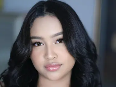 Sering memamerkan rambut gradasi cokelat dan hitam, kali ini Khirani mengubah warna rambutnya jadi sepenuhnya hitam. (Liputan6.com/IG/@slamwiyono)