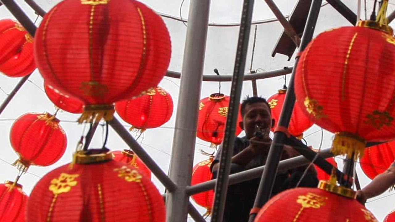 Lampion-lampion tersebut melambangkan harapan untuk keberuntungan, kebahagiaan, dan kemakmuran di tahun baru. <br>(Foto liputan6.com / Angga Yuniar)<br>