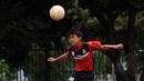 Salah satu anak berlatih menyundul bola di Sekolah Sepak Bola (SSB) ASIOP Apacinti di Lapangan A Senayan, Jakarta, Jumat (20/2/2015). (Liputan6.com/Helmi Fithriansyah)