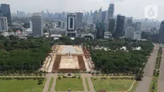 Suasana revitalisasi  taman sisi selatan Monunem Nasional, Jakarta, Rabu (29/1/2020). Berdasarkan hasil rapat koordinasi bersama DPRD DKI Jakarta, Sekretaris Daerah (Sekda) DKI Jakarta Saefullah memutuskan menghentikan sementara proyek revitalisasi kawasan Monas. (Liputan6.com/Herman Zakharia)