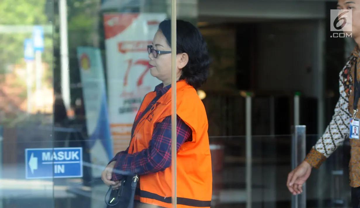 Mantan Anggota DPRD Sumut Arlene Manurung tiba di Gedung KPK, Jakarta, Jumat (4/1). Arlene menjalani pemeriksaan lanjutan terkait dugaan menerima suap. (Merdeka.com/Dwi Narwoko)