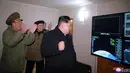 Pemimpin Korea Utara Kim Jong Un memantau dari sejumlah monitor peluncuran rudal balistik antar benua di sebuah ruangan di Korea Utara (29/11). (KCNA/Korea News Service via AP)