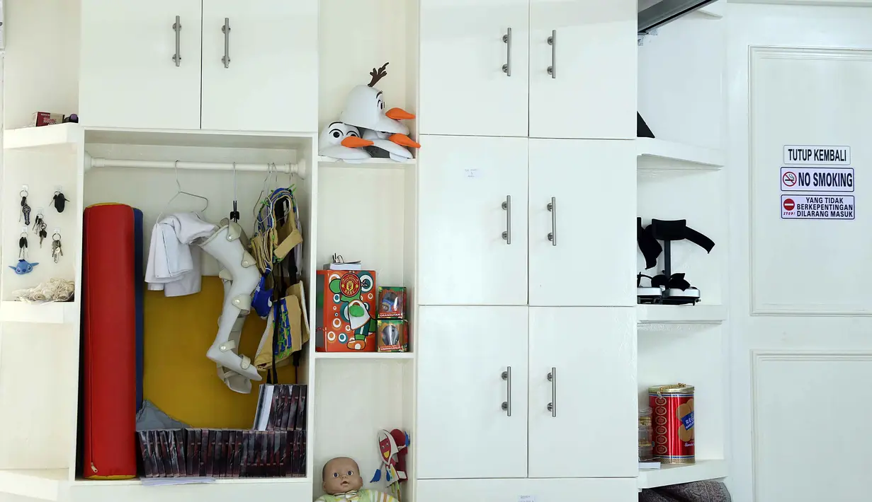 Didalam kamar almarhum Caca, masih tersimpan rapi mainan dalam lemari yang ditata rapi. Ditempat tidur tergeletak boneka yang biasa menjadi teman tidur Caca. Diatasnya terdapat foto almarhum.(Nurwahyunan/Bintang.com)