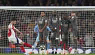 Declan Rice mencetak gol lewat tendangan bebas akurat saat Arsenal mengalahkan Real Madrid pada leg 1 perempat final Liga Champions 2024/2025 di Emirates Stadium, Rabu (9/4/2025) dini hari WIB. (AP Photo/Frank Augstein)