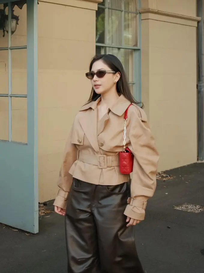 Gaya Liburan Ibu Muda Jessica Mila di Sydney, Padukan Cropped Trench dan Tas Dior Merah Menyala