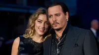 Penampilan Johnny Depp bersama snag istri, Amber Heard saat premier film Black Mass pada BFI London Film Festival, 11 October 2015. Pasangan beda usia 23 tahun itu terlibat cinta lokasi saat main bareng di film THE RUM DIARY. (AFP PHOTO/Justin TALLIS)