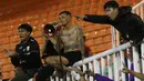 Beberapa suporter Persis Solo saat menonton tim kesayangannya melawan Rans Cilegon FC dalam laga Babak 8 Besar Liga 2 2021/2022 di Stadion Pakansari, Bogor, Rabu (15/12/2021). (Bola.com/M Iqbal Ichsan)