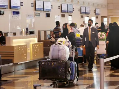 Penumpang bersiap melakukan check-in untuk penerbangan dari Bandara Internasional King Abdulaziz, Jeddah, Arab Saudi, Senin (177/5/2021). Warga Saudi yang telah menerima vaksinasi Covid-19 diizinkan bepergian ke luar negeri untuk pertama kalinya sejak Maret 2020. (AP Photo/Amr Nabil)