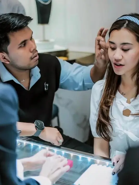 Romantisme Thariq terlihat saat menyibakkan rambut Aaliyah kala menjajal kalung emas. Pasangan yang dikabarkan segera menikah ini jadi sorotan di sebuah toko perhiasan. (Liputan6.com/IG/@aalthor.vibes)
