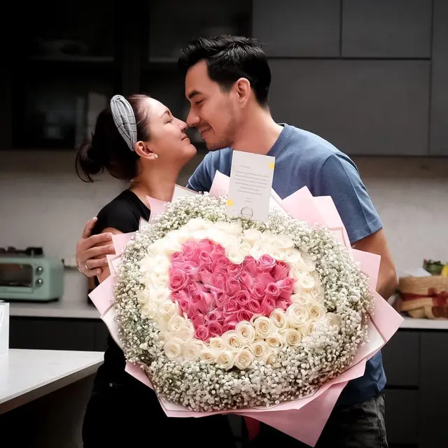 6 Potret Darius Sinathrya dan Donna Agnesia Rayakan Anniversary, Sederhana