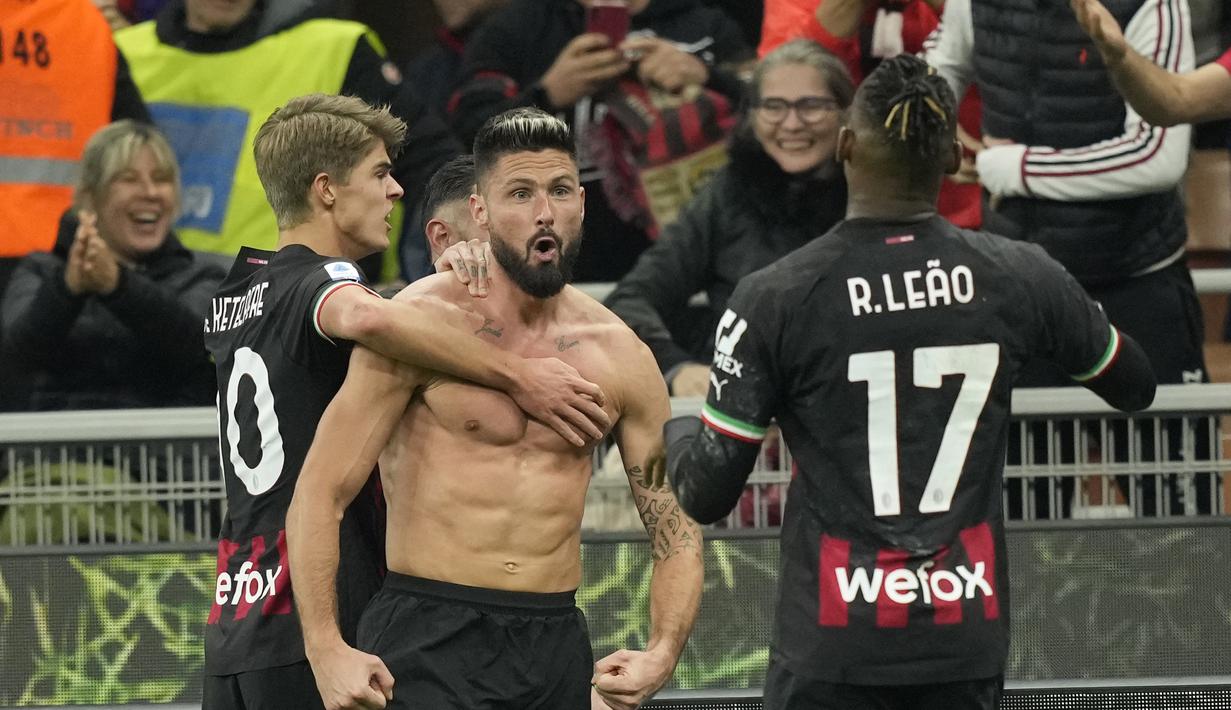Penyerang AC Milan, Olivier Giroud (tengah) merayakan dengan rekan satu timnya setelah mencetak gol kedua timnya pada menit ke-89 ke gawang Spezia selama pertandingan lanjutan Liga Serie A Italia di stadion San Siro, di Milan, Italia, Minggu (6/11/2022). AC Milan menang tipis atas Spezia 2-1. (AP Photo /Antonio Calanni)