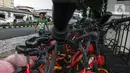 Seorang anak berjalan dekat fasilitas penyewaan sepeda untuk masyarakat umum di Jakarta, Kamis (21/7/2022). Penyewaan sepeda milik Pemprov DKI Jakarta bernama ‘Gowes’ ini terlihat memprihatinkan dan tidak terawat dengan warna sepeda yang mulai pudar serta rantai, jok, stang mengalami kerusakan sehingga membuat minat masyarakat untuk mencobanya berkurang. (Liputan6.com/Johan Tallo)