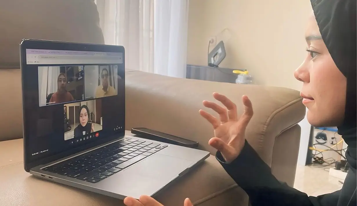 Lesti mengunggah foto sedang menjalani sidang seminar proposal secara online. Terlihat ada dua dosen yang menguji Lesti dalam seminar proposal tersebut. Ibu satu anak itu sangat bersyukur akhirnya bisa menyelesaikan satu tahap menuju gelar wisuda. (Liputan6.com/IG/@lestikejora)