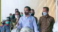 Menteri Perindustrian Agus Gumiwang Kartasasmita mendampingi Presiden Joko Widodo meninjau percepatan vaksinasi booster bagi para pekerja sektor industri di PT Komatsu Indonesia, Kamis (24/2/2022). (FOTO: Biro Pers Setpres)