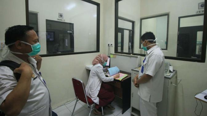 Suasana ruang isolasi di RSD Gunung Jati Cirebon. Foto (Liputan6.com / Panji Prayitno)