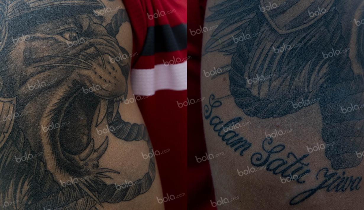 Kolase foto tato kesayangan bek Bali United, Kiko Insa, yang bergambar singa dan tulisan salam satu jiwa yang merupakan salah satu identitas dari Aremania, kelompok supporter pecinta Arema. (Bola.com/Vitalis Yogi Trisna)