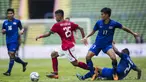 Gelandang Timnas Indonesia, Osvaldo Haay, melewati kepungan pemain Thailand pada laga SEA Games di Stadion Shah Alam, Selangor, Selasa (15/8/2017). Kedua negara bermain imbang 1-1. (Bola.com/Vitalis Yogi Trisna)