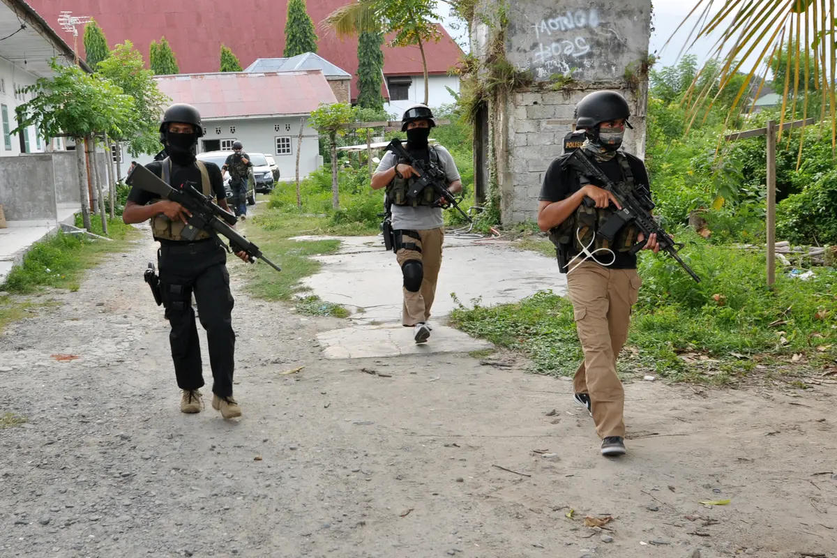 TNI Baku Tembak dengan Kelompok Teroris Santoso di Poso