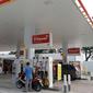 Suasana SPBU Shell yang berada di kawasan bisnis Soewarna, Bandara Soetta, Tangerang, Banten, Kamis (19/4). Shell menambah SPBU di kawasan Bandara Soetta untuk memenuhi kebutuhan bahan bakar berkualitas.(Liputan6.com/Angga Yuniar)