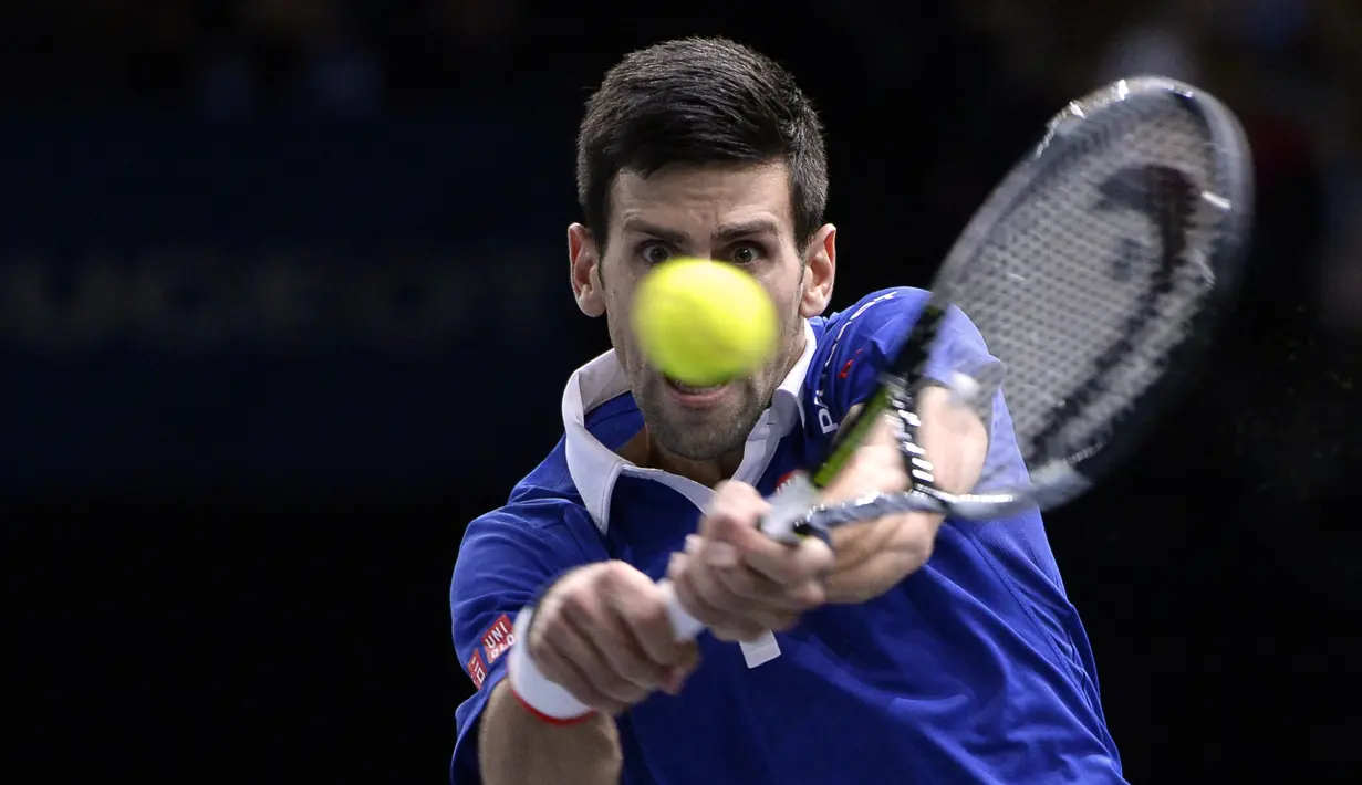 Petenis Serbia Novak Djokovic mengembalikan bola ke arah Petenis Brazil Thomaz Bellucci pada ronde kedua tenis ATP World Tour Masters 1000 indoor tenis tournament di Paris, Selasa (3/11/2015). (AFP PHOTO / Miguel Medina)