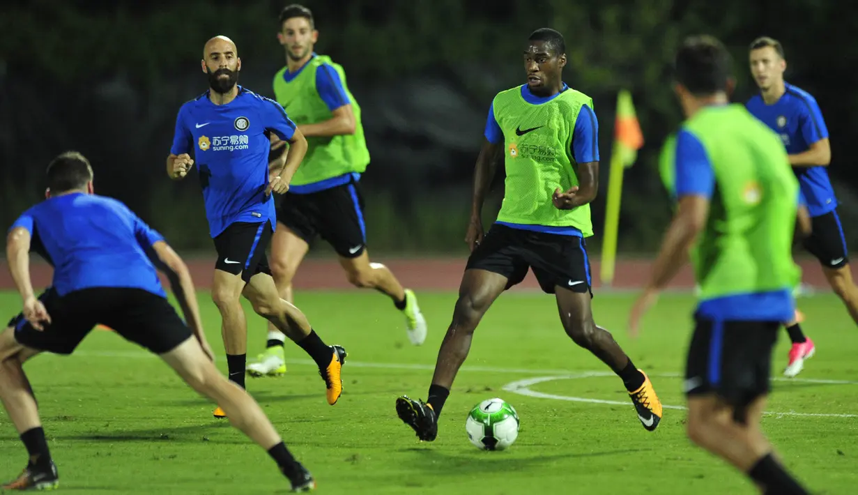 Para pemain Inter Milan mengikuti sesi latihan di Nanjing, China, Minggu, (23/7/2017). Inter Milan akan menghadapi Olympique Lyon pada laga turnamen pramusim ICC 2017. (AFP/STR)