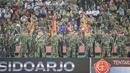 Meskipun hanya tim amatir namun para tentara itu tetap mendukung tim PS TNI pada laga Piala Jenderal Sudirman melawan Pusamania Borneo FC di Stadion Gelora Delta Sidoarjo, Jawa Timur, Rabu (18/11/2015). (Bola.com/Vitalis Yogi Trisna)