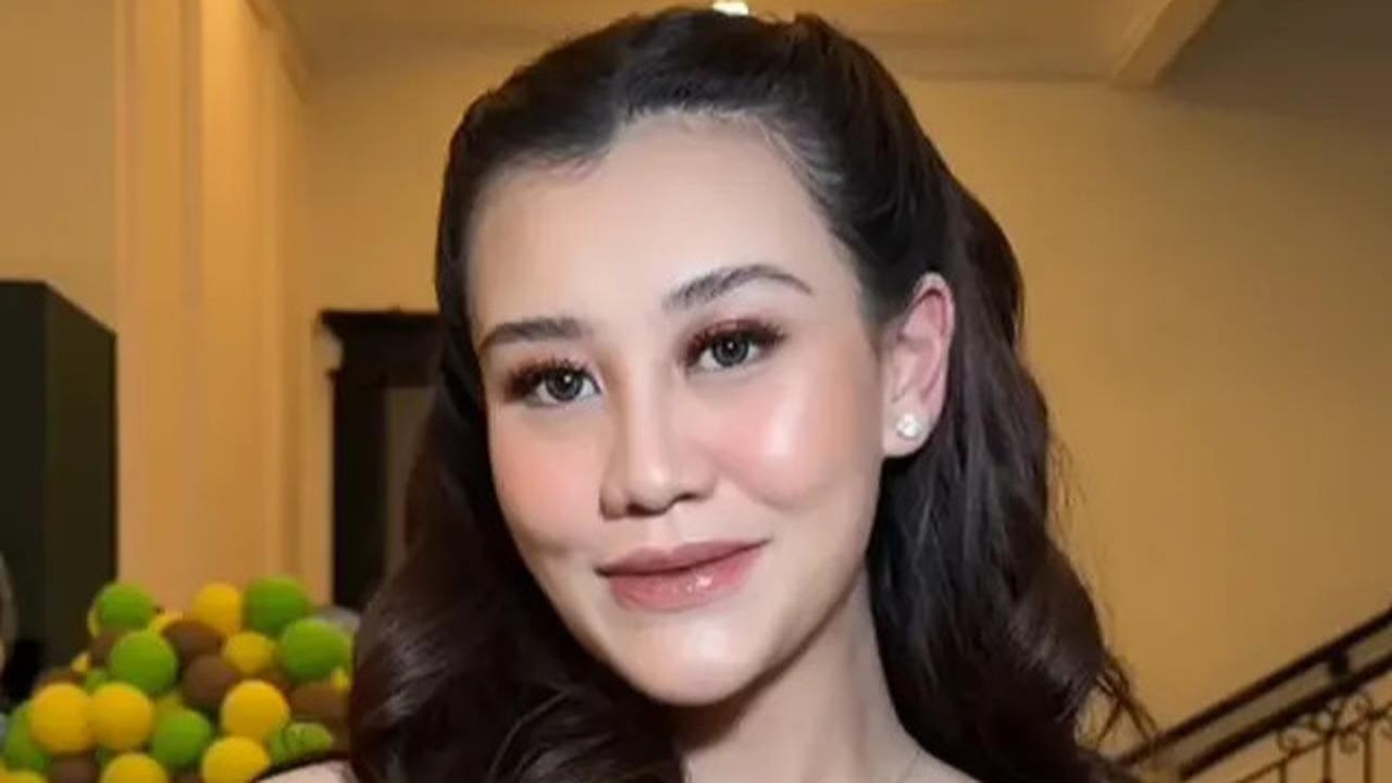 8 Model Dress Panjang Warna Gold 2025, Pilihan Aaliyah Massaid yang Elegan dan Anggun
