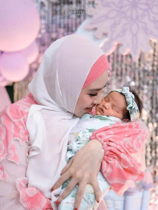 Di acara akikah, Kartika Putri memberikan ciuman sayangnya kepada sang putri yang belum lama menyapa dunia. (Foto: Instagram/@kartikaputriworld)