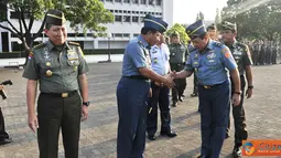 Citizen6, Jakarta: Panglima TNI Agus Suhartono usai melaksanakan apel pagi, mengadakan acara halal-bihalal bertempat di lapangan apel Mabes TNI, Cilangkap, Jakarta Timur, Selasa (6/9). (Pengirim: Badarudin Bakri)