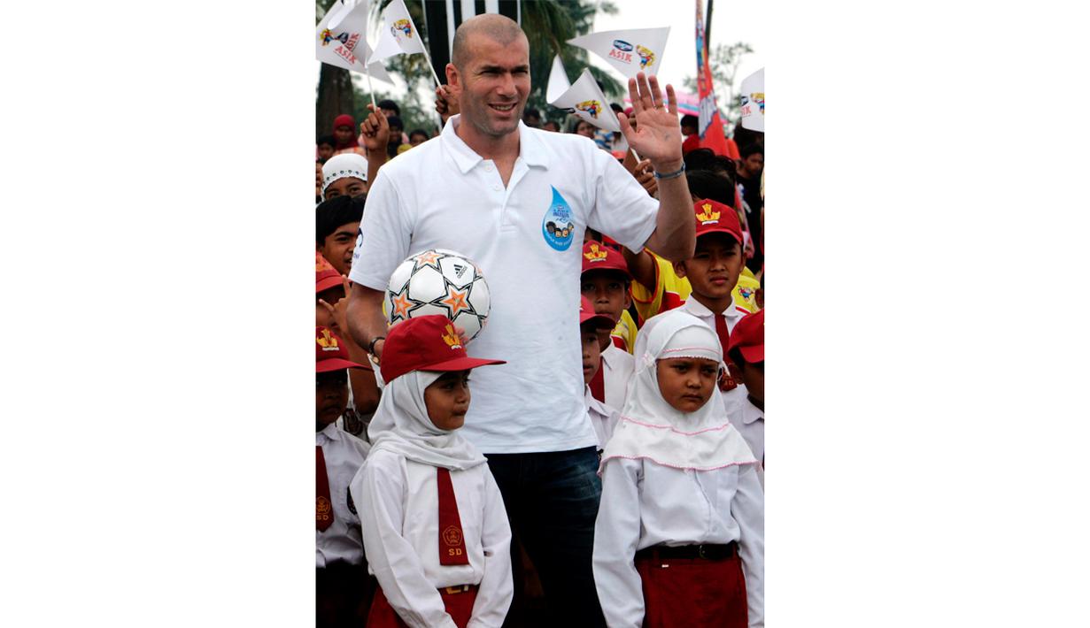  Zinedine Zidane, saat memberikan pelatihan sepak bola untuk anak-anak Indonesia di Desa Cisaat, Ciater, Jawa Barat, (07/08/2007).  Zidane, menjadi duta sepak bola selama tiga hari di Indonesia. (EPA/Mast Irham)