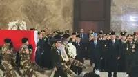 SBY Hadir Beri Penghormatan ke Jenazah 3 Prajurit TNI, Pakai Baret Biru Khas Pasukan Perdamaian