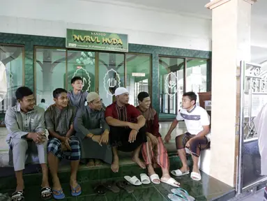 Para Pemain Persib Bandung melakukan salat berjamaah di Masjid Nurul Huda, Sidoardjo, Jawa Timur, Sabtu (11/6/2016). (Bola.com/Nicklas Hanoatubun)