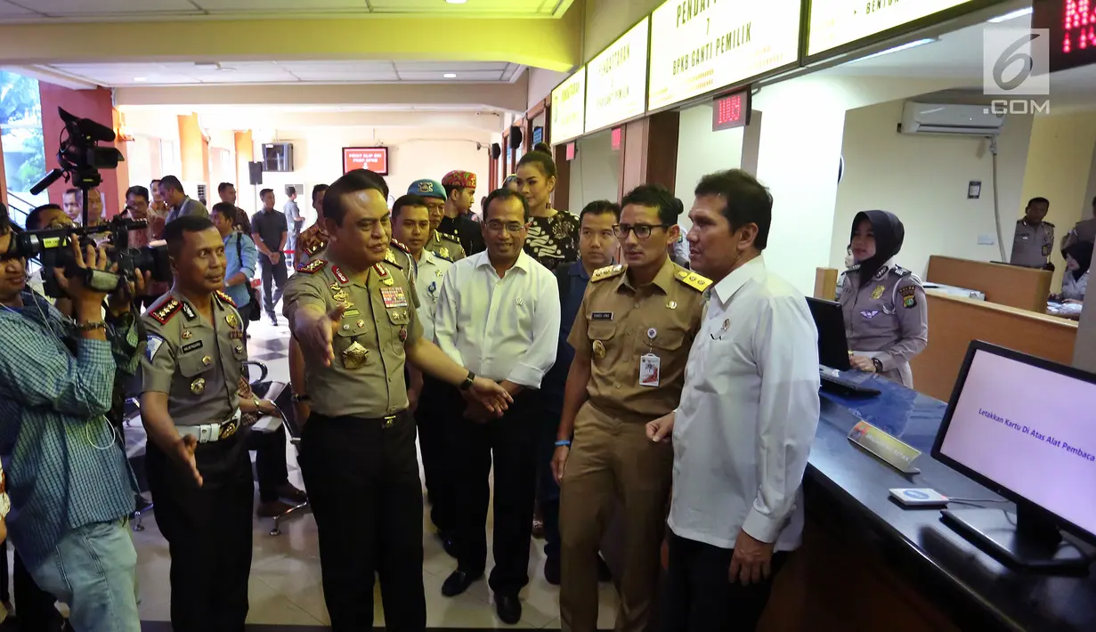 Wakapolri Komjen Pol Syafruddin didampingi Menhub Budi Karya Sumadi, Menpan RB Asman Abnur dan Wagub DKI Jakarta Sandiaga Uno meninjau tempat Pelayanan pengurusan BPKB online alias e-BPKB di Polda Metro Jaya, Senin (13/11). (Liputan6.com/Johan Tallo)