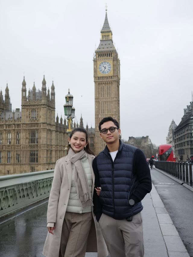 Gaya Romantis Azriel Hermansyah dan Sarah Menzel Liburan di Eropa, Tampil Kompak dalam Busana Monokrom