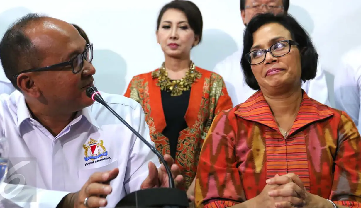 Menkeu Sri Mulyani (kanan) dan Ketua Umum Kadin Indonesia Rosan Roeslani memberikan keterangan usai pengusaha anggota Kadin Indonesia mengikuti program pengampunan pajak (tax amnesty) di Dirjen Pajak, Jakarta, Selasa (27/9). (Liputan6.com/Angga Yuniar)