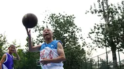 Li Chunfu (92) bermain bola basket di Jinan, Provinsi Shandong, China, Rabu (5/8/2020). Di usianya yang sudah mencapai 90-an tahun, Li berlatih keterampilan bola basket seperti menggiring bola, lay up, dan shooting rata-rata 30 hingga 40 menit sehari. (Xinhua/Wang Kai)