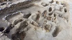 Gambar yang dirilis 27 Agustus 2019, tulang belulang anak-anak yang ditemukan arkeolog di Pampa La Cruz, Peru. Ditemukan 227 kerangka anak yang diduga menjadi korban ritual peradaban masa lampau tepatnya pada masa peradaban Chimu. (Programa Arqueologico Huanchaco/PROGRAMA ARQUEOLOGICO HUANCHACO/AFP)