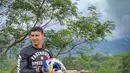 Tak hanya mampu menerbangkan pesawat terbang, pemain film 'Makmum' ini juga lincah mengendarai kuda besinya. Ali juga selalu memakai pelindung lengkap ketika bermain motor trail. Begini pose saat berolahraga motocross, selalu sukses bikin fans berdebar.(Liputan6.com/IG/@alisyakieb)