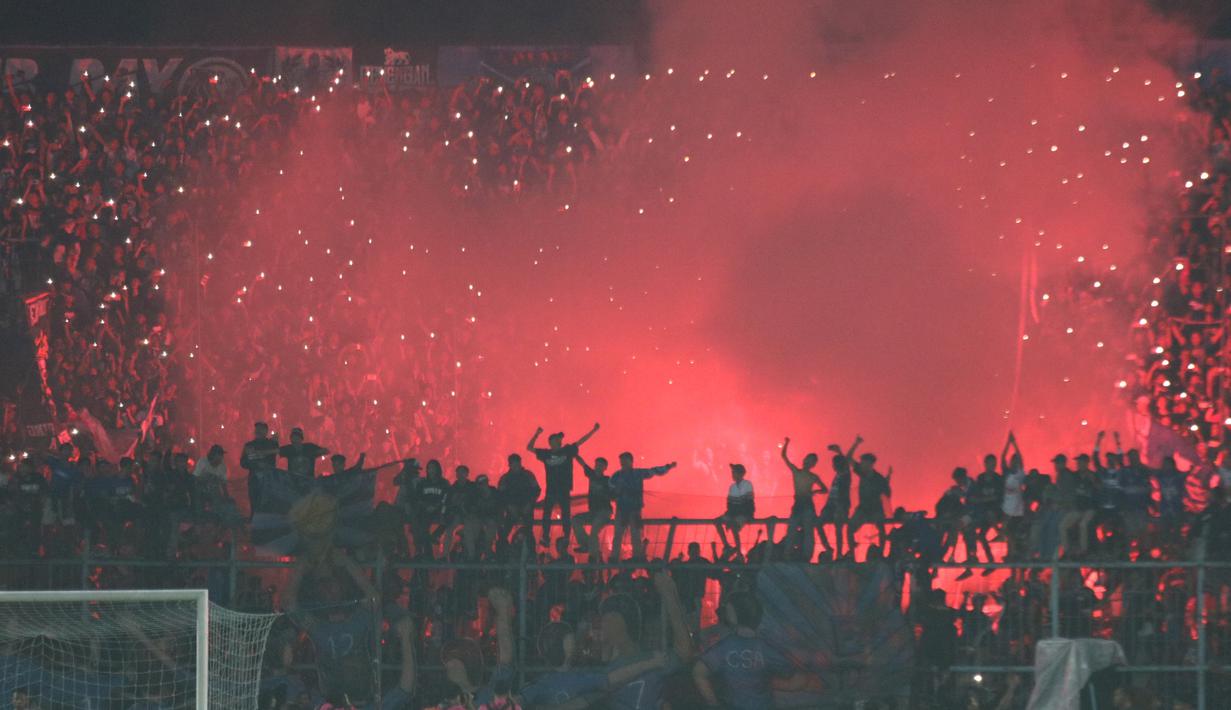 Aremania merayakan gelar juara Piala Presiden 2019 usai menaklukkan Persebaya Surabaya di Stadion Kanjuruhan, Jumat (13/4). Arema FC menang 2-0 atas Persebaya. (Bola.com/Aditya Wicaksana Wanyprahara)