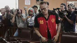 Aktor senior Tio Pakusadewo menghadiri sidang pembacaaan dakwaan kasus penyalahgunaan narkoba di PN Jakarta Selatan, Senin (30/4). Sidang digelar kembali setelah pekan lalu Tio tidak bisa menghadiri persidangan karena sakit. (Liputan6.com/Faizal Fanani)