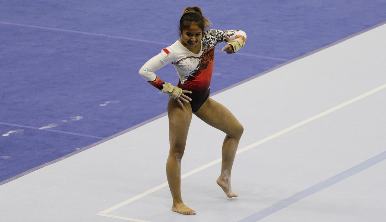 Pesenam Indonesia, Rifda Irfanaluthfi, melakukan gerakan saat nomor all-round individual putri cabang senam pada SEA Games 2019 di Kompleks Rizal Memorial, Manila, Senin (2/12). Dirinya berhasil meraih medali perak. (Bola.com/M Iqbal Ichsan)