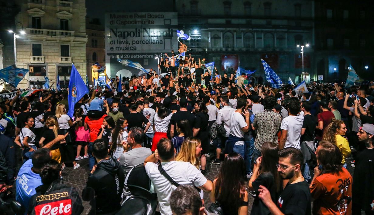 Foto Pesta Kemenangan Suporter Napoli Usai Juara Coppa Italia Bola Liputan6 Com