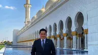Erick Thohir saat mengunjungi Sheikh Zayed Grand Mosque Center, Abu Dhabi. (Screenshot Instagram @erickthohir/https://www.instagram.com/p/B4hZaU_HMJo/Putu Elmira)