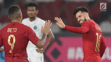 Pemain Timnas Indonesia, Stefano Lilipaly (kanan) bersama Alberto Goncalves merayakan gol ke gawang Timor Leste pada laga penyisihan grup B Piala AFF 2018 di Stadion GBK, Jakarta, Selasa (13/11). Indonesia unggul 3-1. (Liputan6.com/Helmi Fithriansyah)