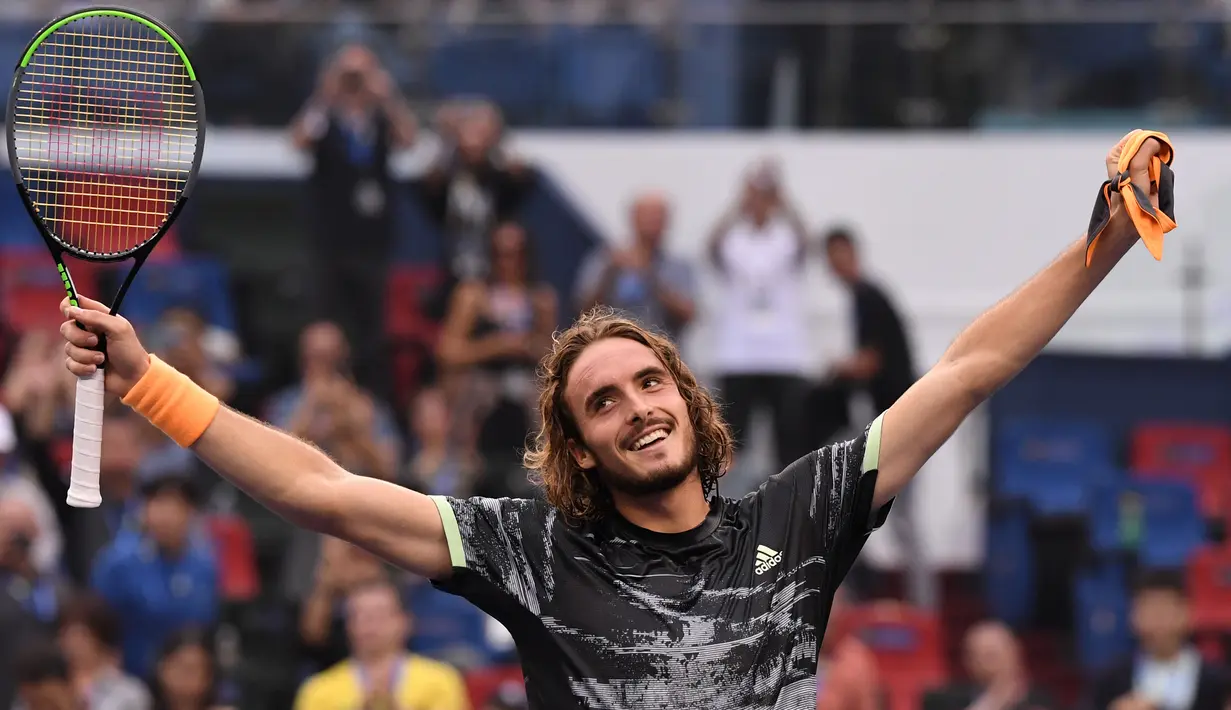 Petenis Yunani, Stefanos Tsitsipas tersenyum setelah mengalahkan Novak Djokovic dari Serbia pada perempat final tunggal putra tenis Shanghai Masters di Qizhong Forest Sports City Tennis Center di Shanghai, China (11/10/2019). Tsitsipas menang 3-6, 7-5, 6-3 atas Djokovic. (AFP Photo/Noel Celis)
