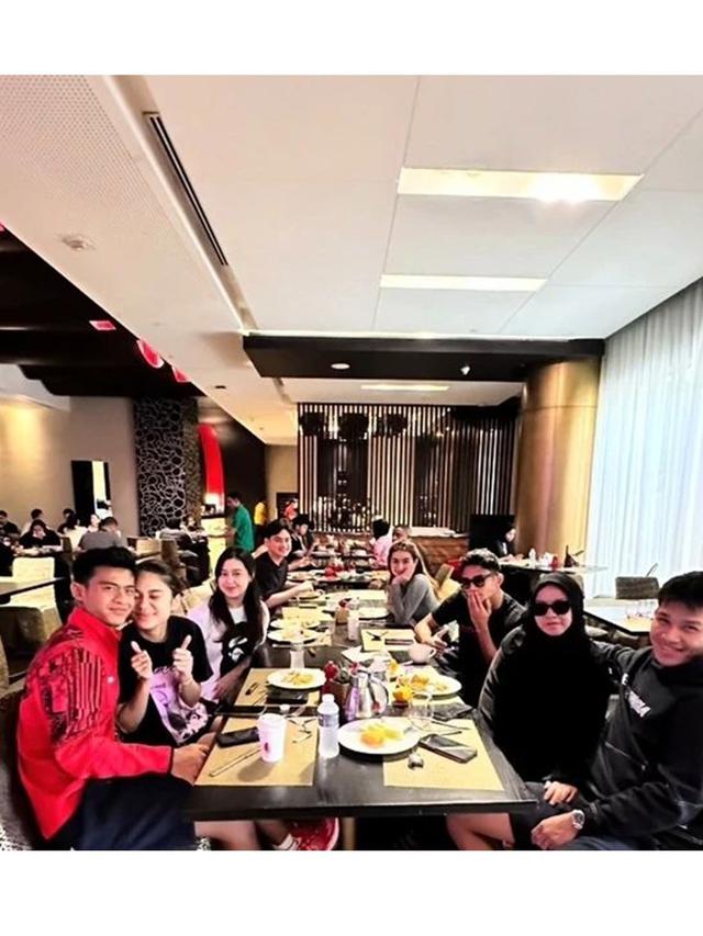 6 Potret Manis Pemain Timnas dan Pasangan Jalan-Jalan di Qatar Usai Bertanding