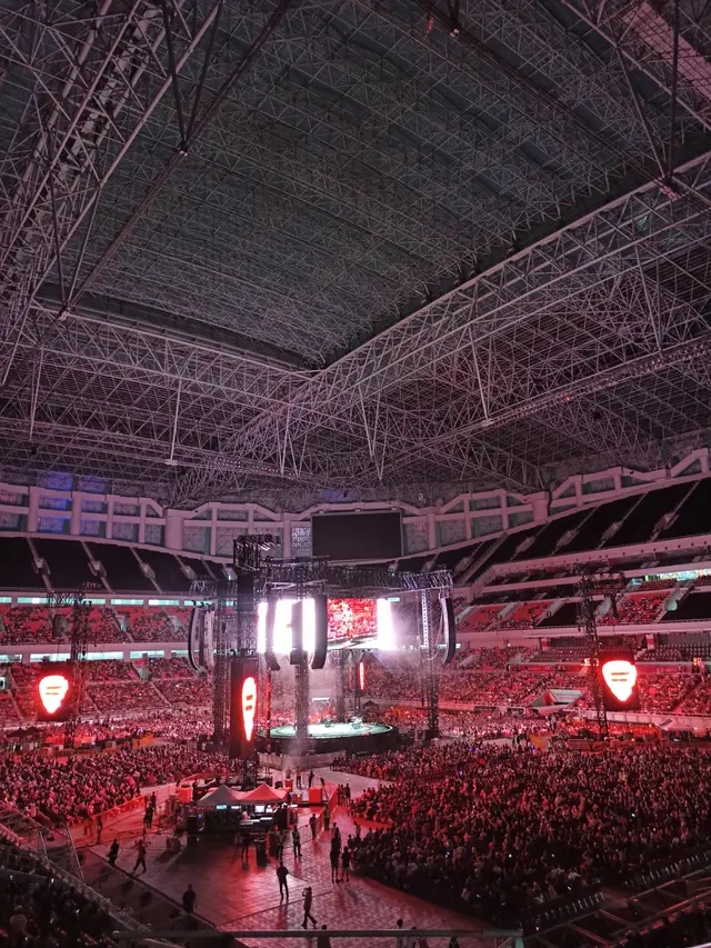 Konser Ed Sheeran bertajuk +-=÷x Tour atau The Mathematics Tour digelar di Jakarta, Sabtu (2/3/2023). [Foto: Lanny Kusuma/Fimela]